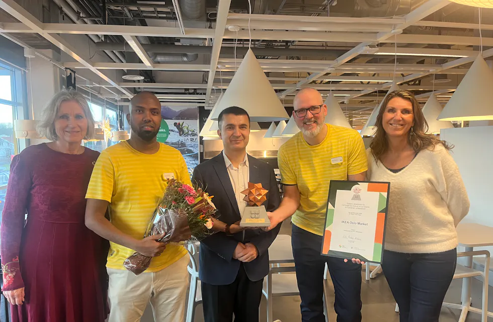 GLADE VINNERE: Kristine Novak, juryleder Mangfoldsprisen (fra Buskerud fylkeskommune) (f.v), Abdirisak Hussein, business navigation analyst IKEA Oslo, Halwan Ibrahim, assisterende direktør i Integrerings- og mangfoldsdirektoratet (IMDi), Bernhard Stangel, markedssjef IKEA Oslo, Monica Bogstad, HR-direktør IKEA Norge.