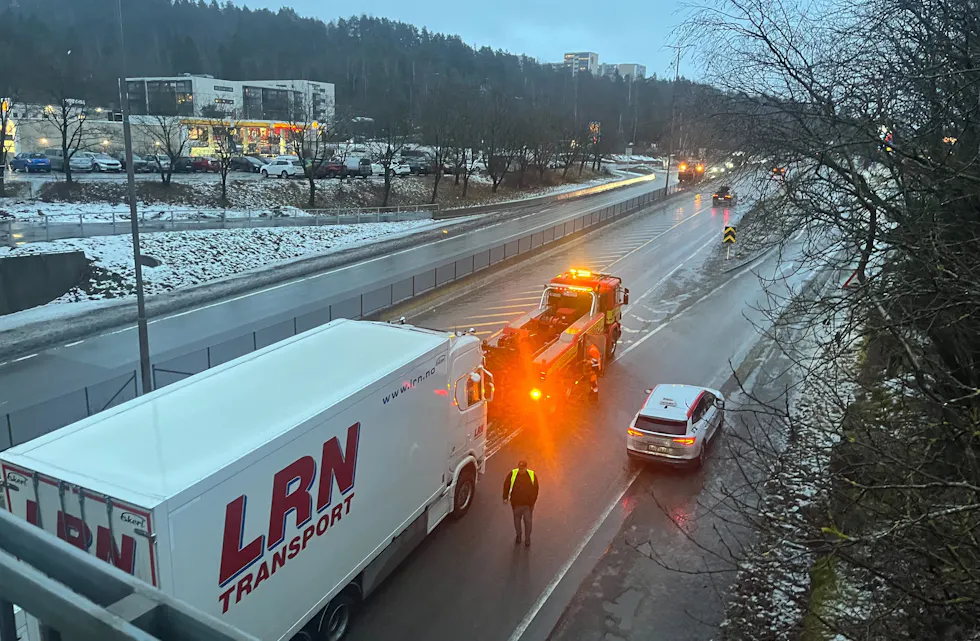 BERGING FOREGÅR: Like før klokka 10.00 onsdag formiddag jobbes det med å flytte vogntoget, som delvis blokkerer avkjøringen til Grorud.