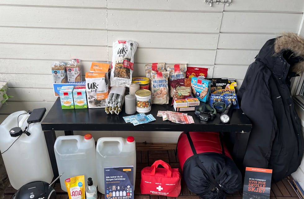 BEREDT: Dette er Nils Ove Bredvolds egenberedskap i praksis. Her lagrer han alt fra vann til batterier.