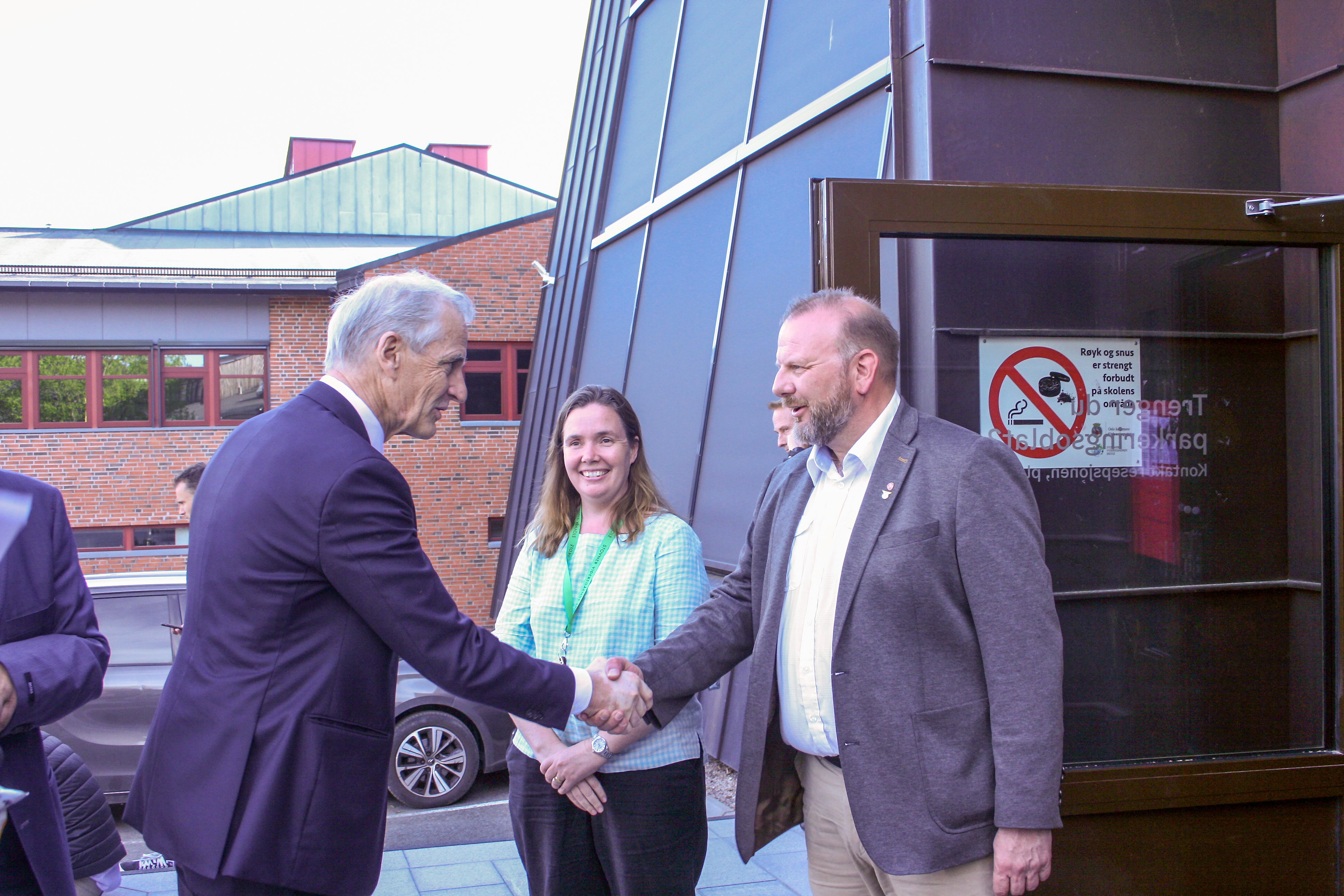 Innleggsforfatter Roar Gravdahl – som her ønsket statsminister Jonas gahr Støre velkommen til Stovner videregående skole.