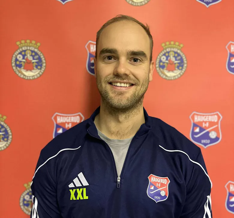 DEDIKERT: Jone Hjorteland er ikke ukjent med Haugerud IF. Han har tidligere bidratt som frivillig i basketgruppen Haugerud Hawks, der han engasjerte seg med stor innsats og entusiasme – selv med en full jobb i et annet idrettslag. Dette engasjementet lover godt for hans nye rolle som daglig leder i klubben. Foto: Haugerud IF.