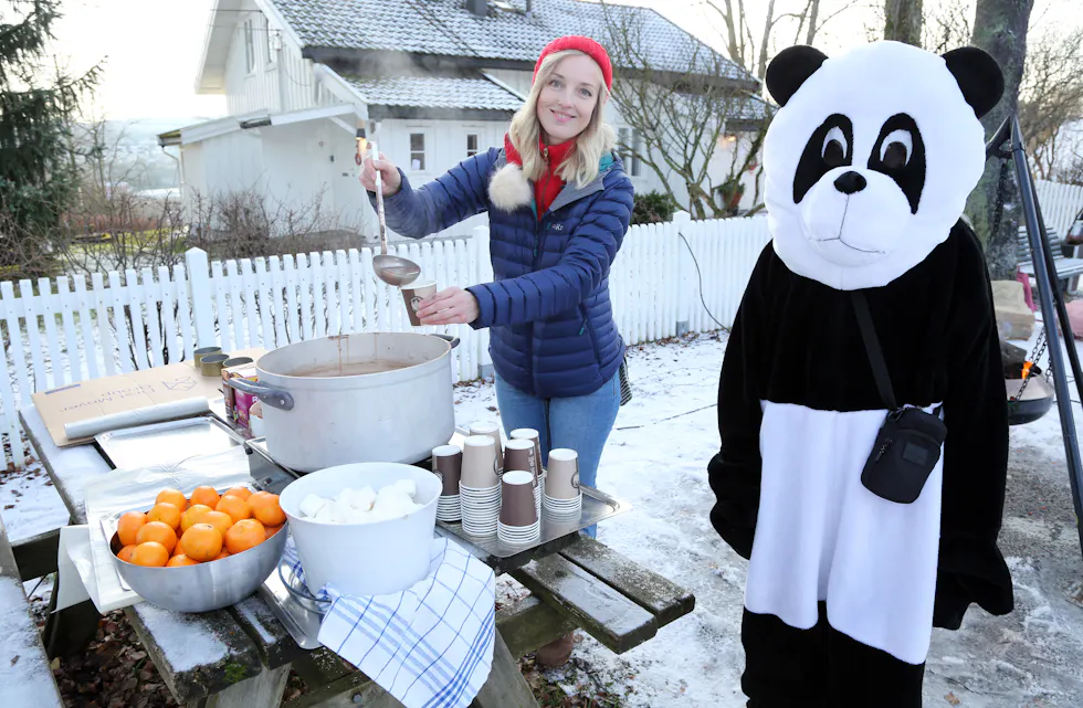VARM FØDE: Oxana Gundersen, nærmiljøkonsulent i Bydel Grorud, sørget for å varme opp besøkende med varm kakao og solbærtoddy.