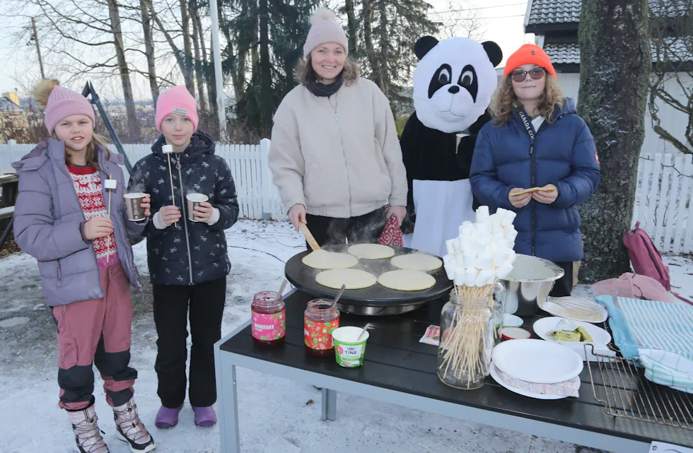 SKIKKELIGE GODBITER: Matilda (10 f. v.), Milana (10) og Silver (12) koser seg med sveler som frivillig Lisa serverte. Det ble nok en svele på pandaen også.