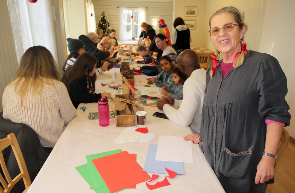 HYGGELIG SAMVÆR: Merete Møller Korneliussen i venneforeningen koste seg like mye på juleverkstedet som barna.