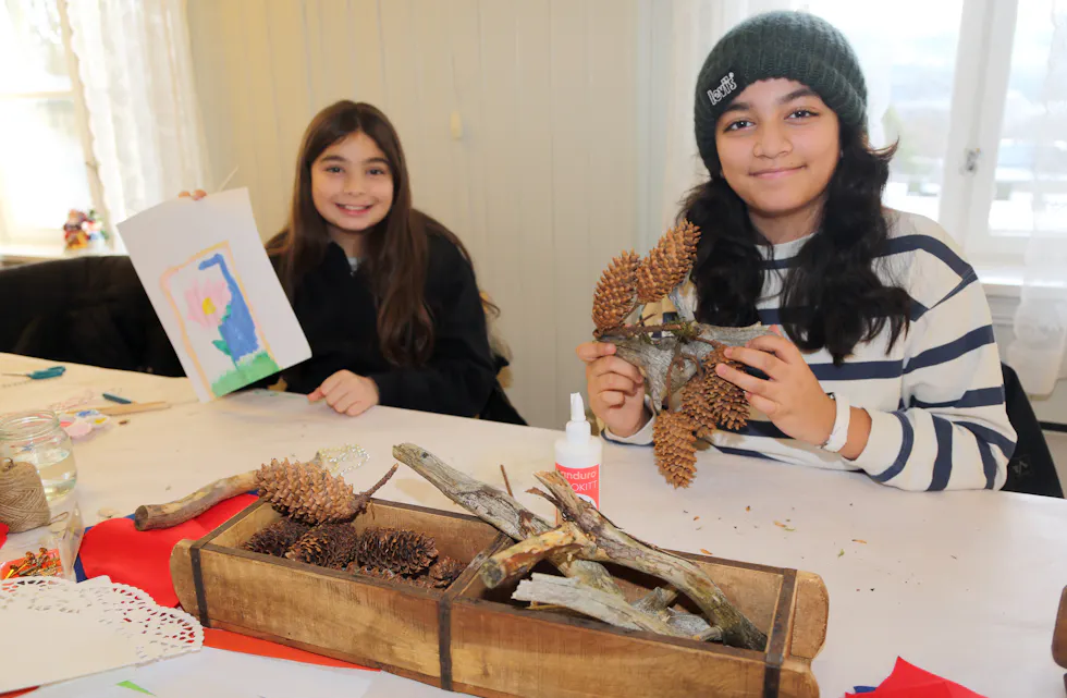 HEL KONGLEFAMILIE: Shilan (10 t. v.) og søsteren Evin (11) hygget seg på juleverkstedet.