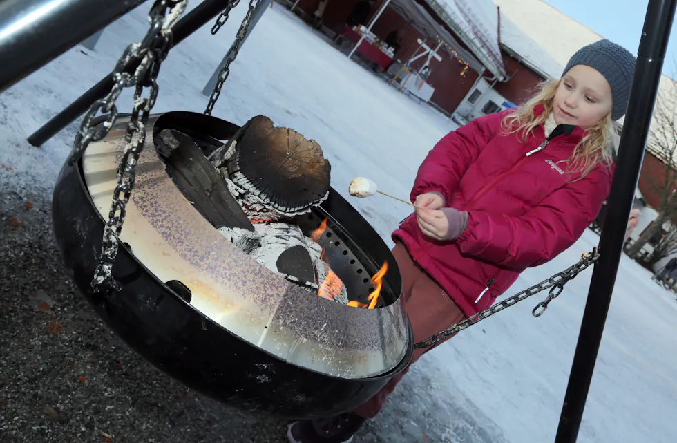 POPULÆRT SNADDER: Intet er som en god oppvarmet marshmallow på en kald desembersøndag på Nordtvet gård - og det sørget selvsagt Olivia for å få med seg.