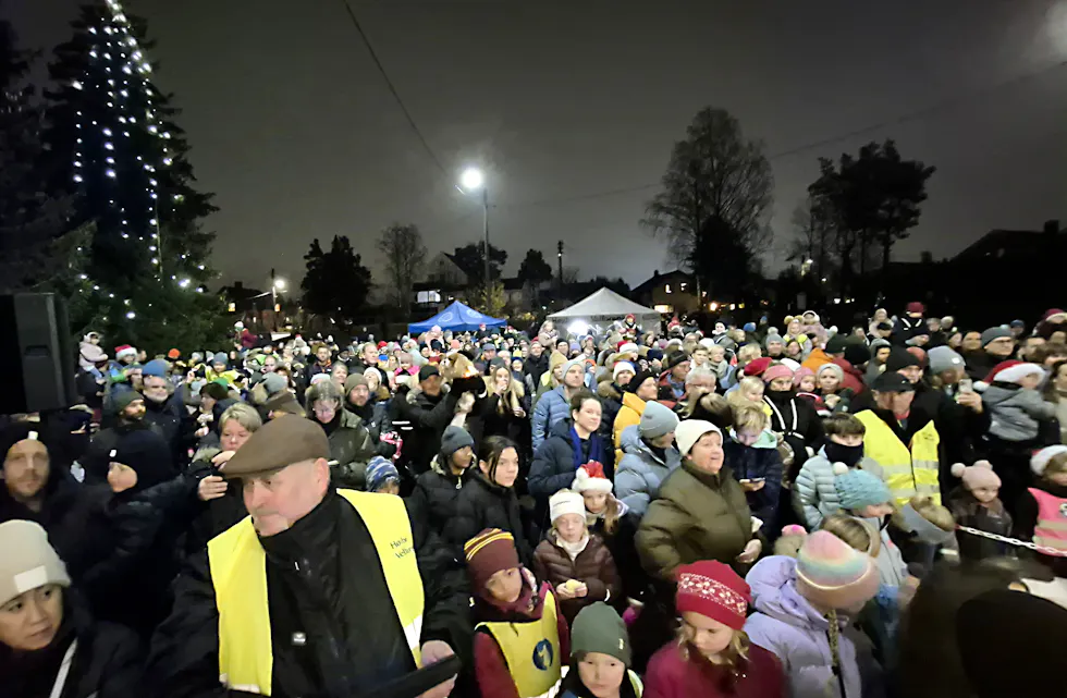 Snakk om «sild i tønne». Cirka 1000 mennesker møtte opp da julegrana på Høybråten ble tent i Høybråtenparken.