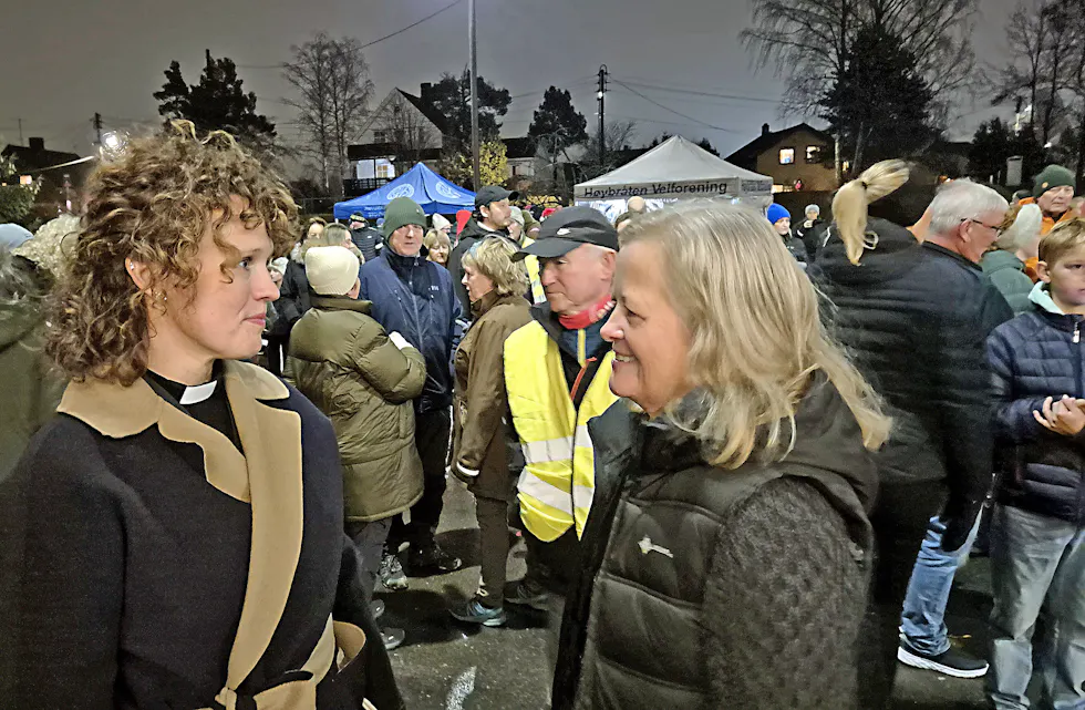 Anne Jenner (t.h.) fra velforeningen har en trivelig prat med sokneprest Elise Gillebo Skredsvig.