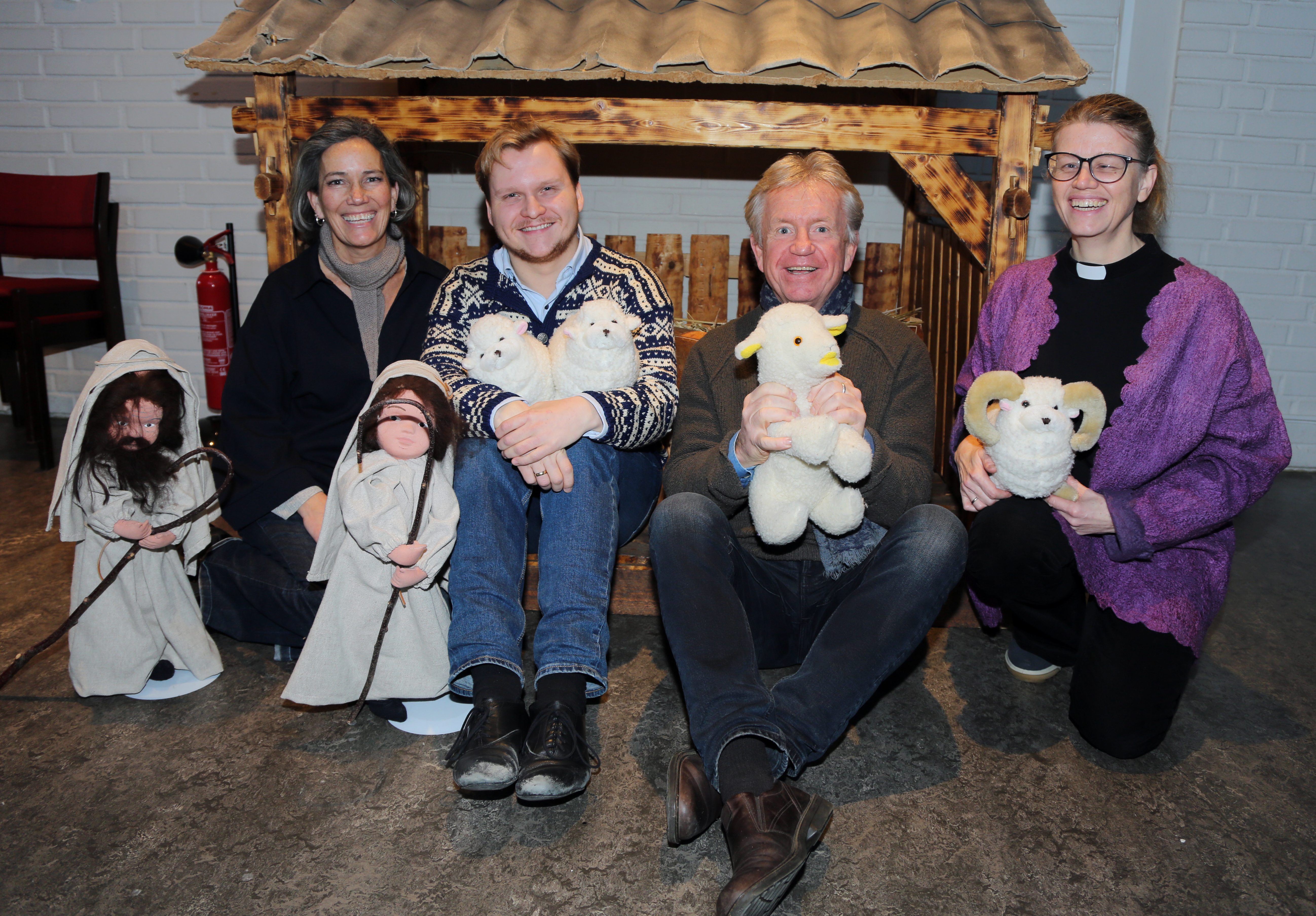 ØNSKER VELKOMMEN: Sangerinne Monica Hovland Hermundstad (f. v.), kantor Mathias Kråkenes, sanger Jon Ruder og sokneprest Klara Vogl inviterer til å synge jula inn i Furuset kirke til søndag.