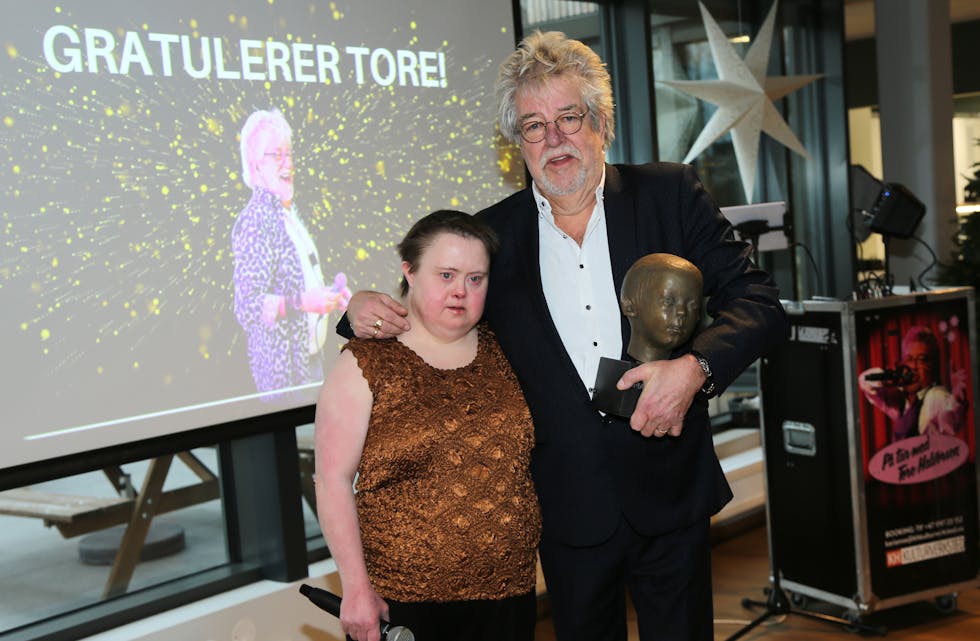 GODE VENNER: Marte Wexelsen Goksøyr og Tore Halvorsen har opparbeidet et varmt vennskap gjennom mange år. Nå var tiden inne for Marte til å gi ham hennes egen pris for hans inkluderende væremåte uansett hvem han møter.
