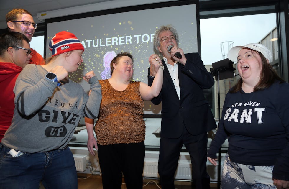 STOR GLEDE: Det var ingen ting i veien med humøret blant de mange på Fossheim da Tore sang.