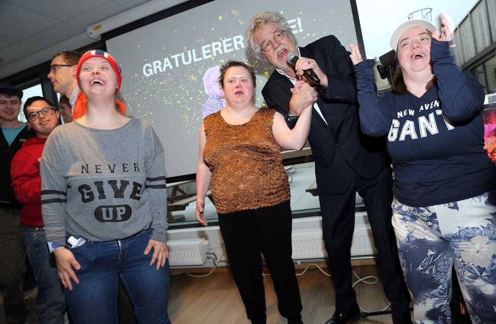 STOR GLEDE: Det var ingen ting i veien med humøret blant de mange på Fossheim da Tore sang.