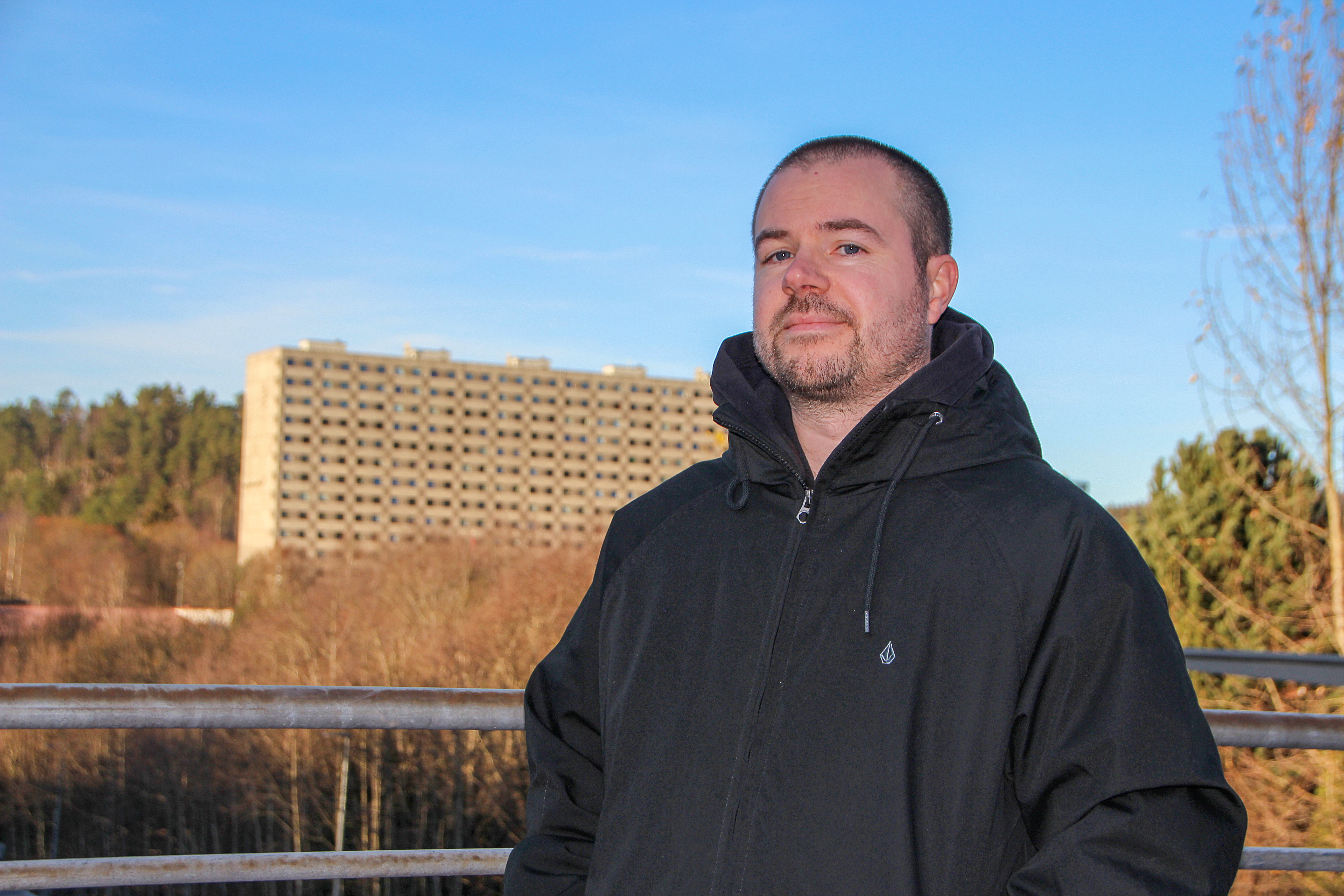 TAR OPP UTENFORSKAP OG VENNSKAP: I sin første roman skriver Morten Byhring om to venner som setter opp et siste opplegg, akkurat som i gamle dager. Spørsmål som om det er mulig å kombinere ulovlig dyrking med et lykkelig familieliv dukker opp. Ikke minst hvor langt man er villig til å strekke seg for vennskap. 