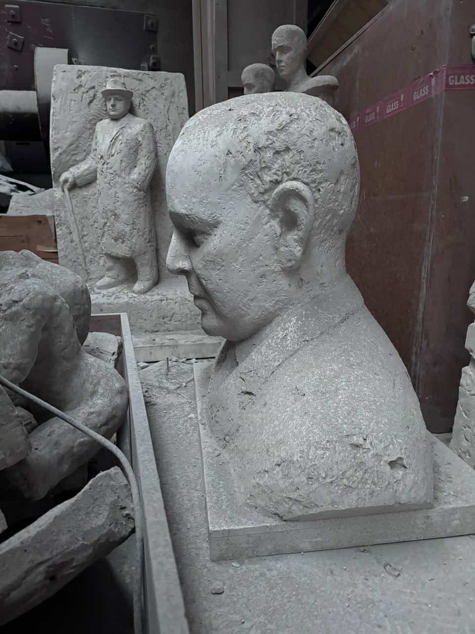 PÅ LOFTET: Prøvemodell av hodet til Trygve Lie. Rett bak står C. J. Hambro.