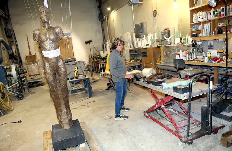 STORT ARBEIDSROM: Du trenger stor plass når det skal lages statuer og annet av store dimensjoner.