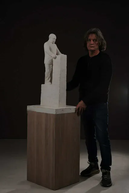 LITEN SKALA: Nico Widerberg ved en miniatyr av Trygve Lie-monumentet: Foto: Widerberg