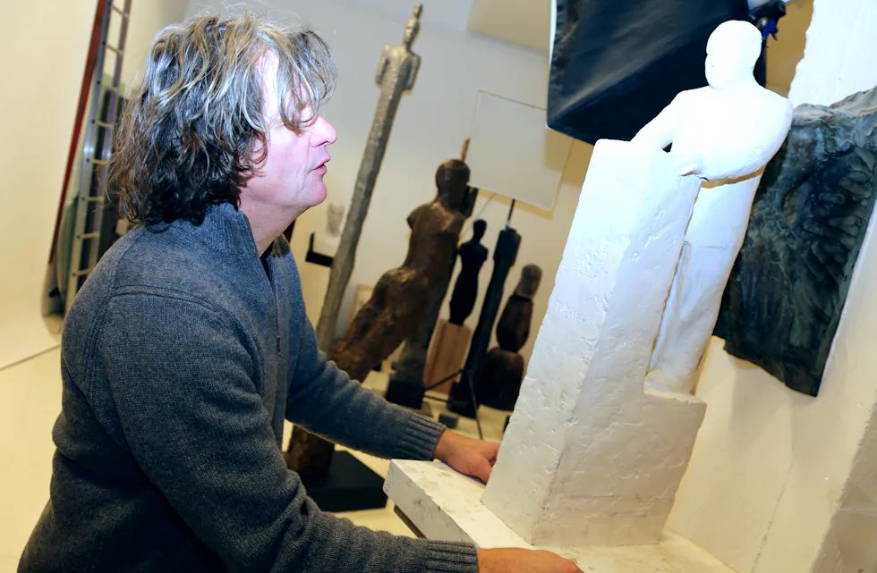 I GIPS: Denne modellen i gips står fremdeles i et av atelierrommene hos Nico Widerberg.