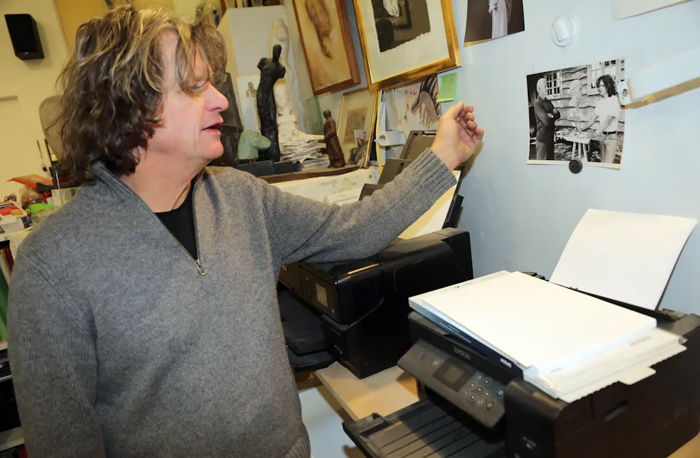 MED EVENTYREREN: Da Nico Widerberg skulle lage statuen av Thor Heyerdahl besøkte han ham i hans hus i Italia.