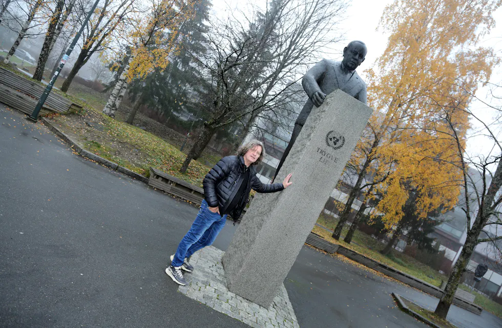 NICO WIDERBERG VED TRYGVE LIE MONUMENTET PÅ FURUSET