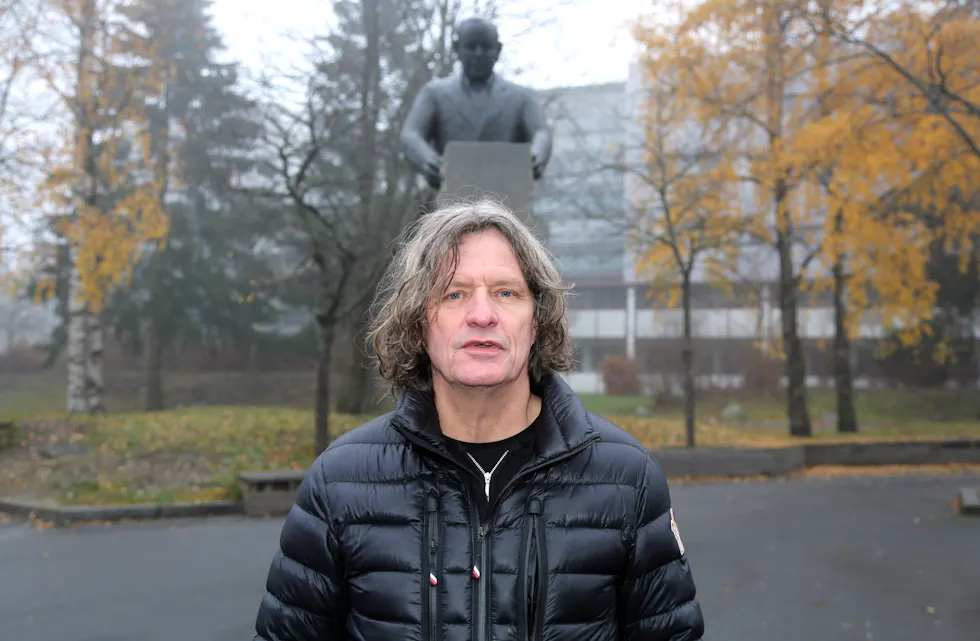NICO WIDERBERG VED TRYGVE LIE MONUMENTET PÅ FURUSET