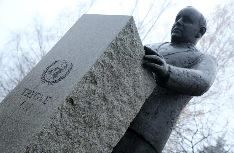 SOLID BAUTA: Trygve Lie har sin egen bauta på Furuset, laget av Nico Widerberg.