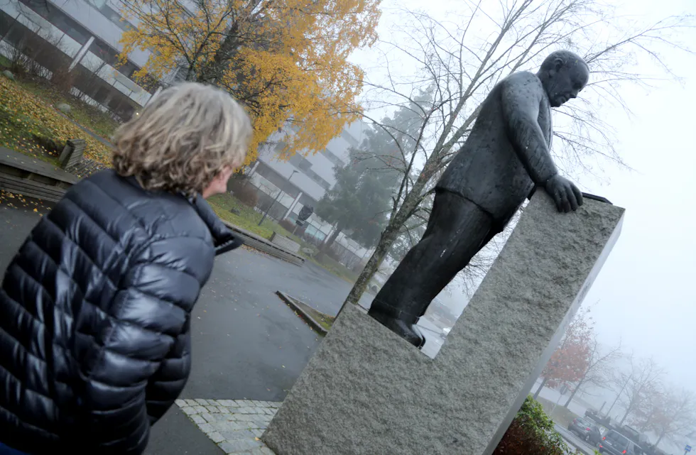 NICO WIDERBERG VED TRYGVE LIE MONUMENTET PÅ FURUSET
