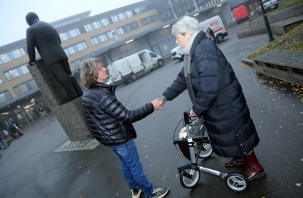 GOD NABO: Tove Rørdam føler det som at Trygve Lie er en god nabo som titter ned på henne hver dag hun går forbi statuen. Hun synes det var hyggelig å få hilse på Nico Widerberg.