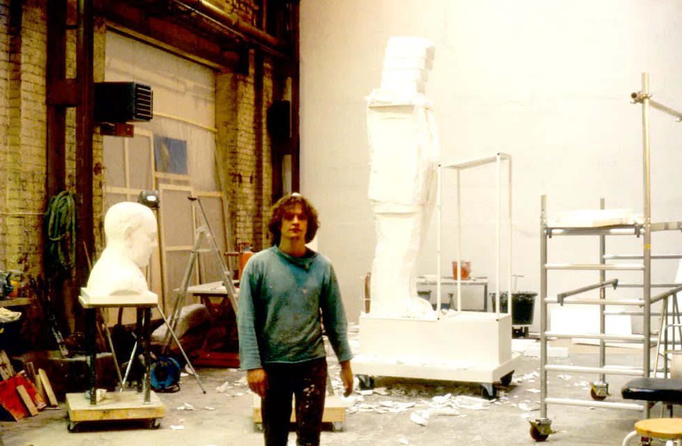 NICO WIDERBERG UNDER ARBEIDET MED TRYGVE LIE MONUMENTET i 1993. Foto: Privat