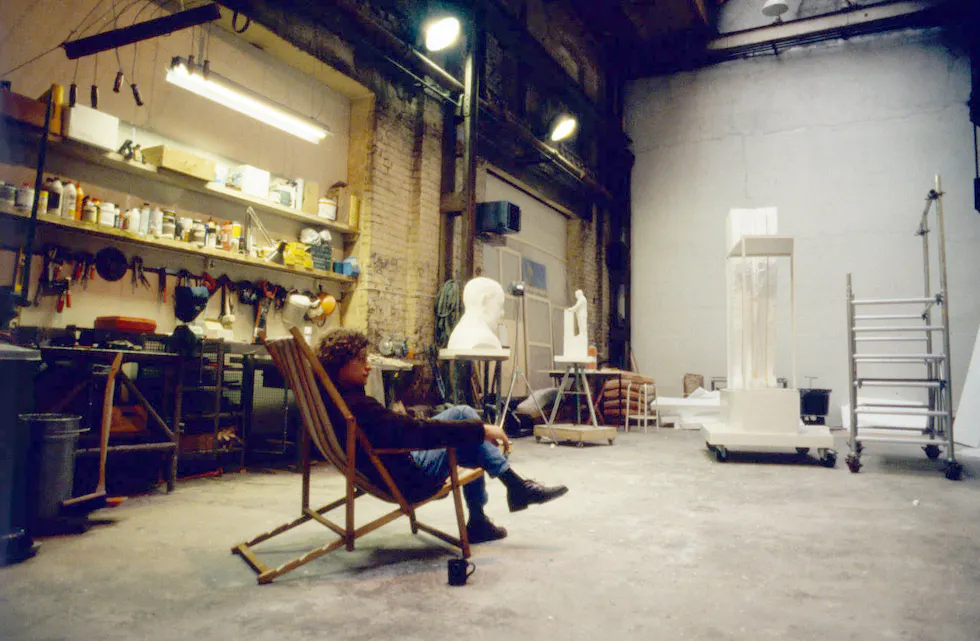 NICO WIDERBERG UNDER ARBEIDET MED TRYGVE LIE MONUMENTET i 1993. Foto: Privat