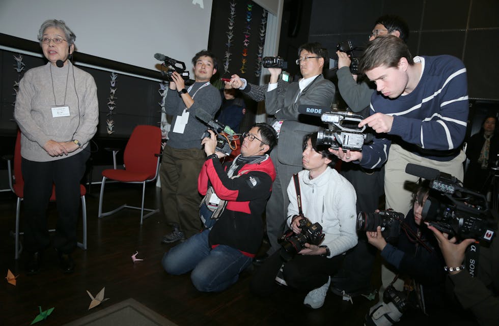 UKJENT TERRENG: Det er ikke hver dag Akers Avis Groruddalens reporter Nikolai Hjetland må kjempe om plassen blant et stort japansk pressekorps.