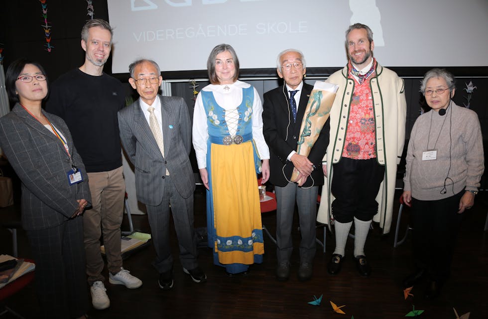 Lærer Tomoko Shingai Jørgensen (f. v) tok initiativet til møtet med de tre overlevende fra atombombene i Hiroshima og Nagasaki. Reidar Hagvik, avd. leder VG 1, Marie Eriksson, assisterende rektor yrkesfag og assisterende rektor Axel Aubert sammen med Jiro Hamasumi, Kunitoshi Nakamura og Teruko Yokoyama.