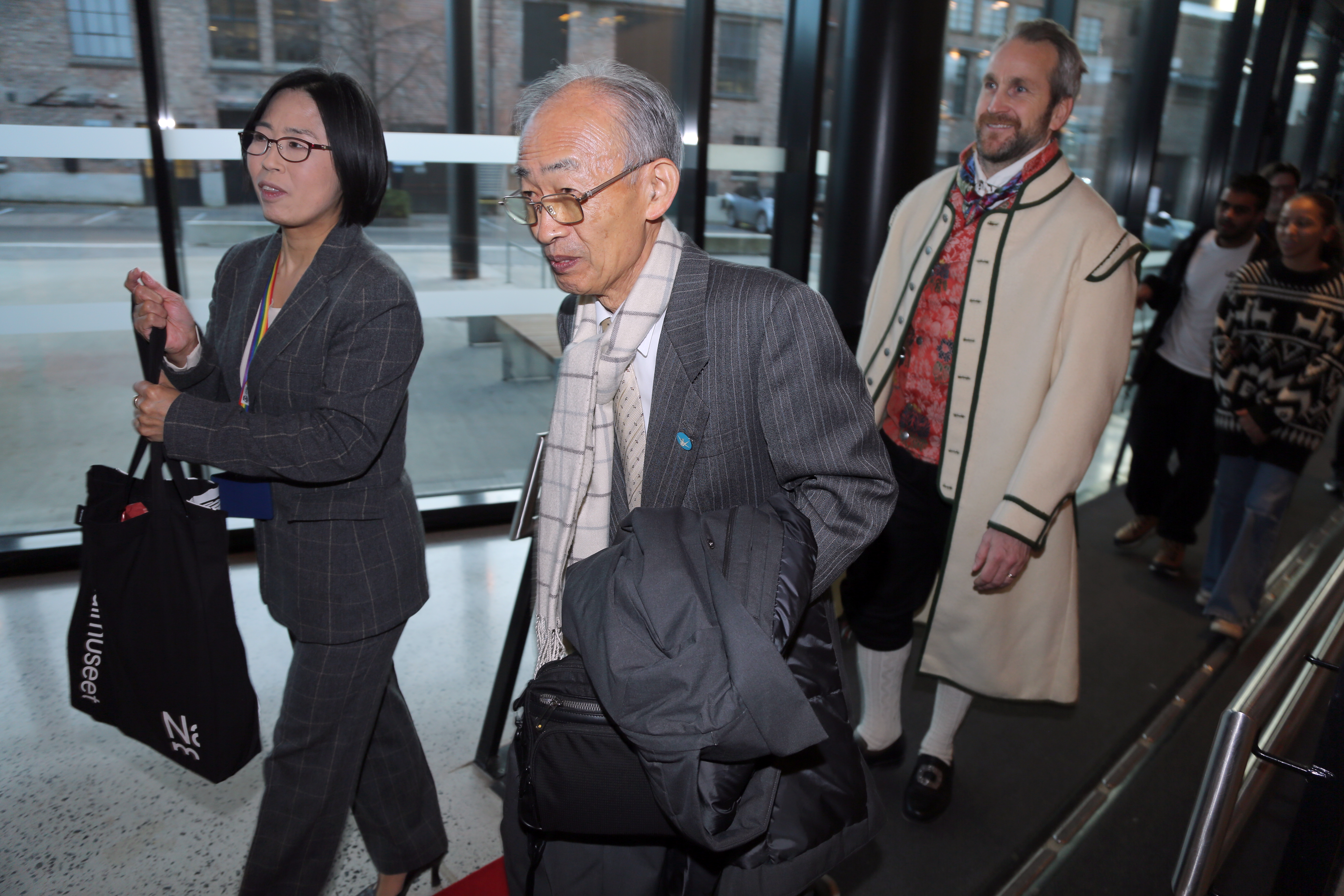 GODT MOTTATT: Teruko Yokoyama blir ledsaget inn til auditoriet på Kuben VG av lærer Tomoko Shingai Jørgensen og assisterende rektor Axel Aubert.