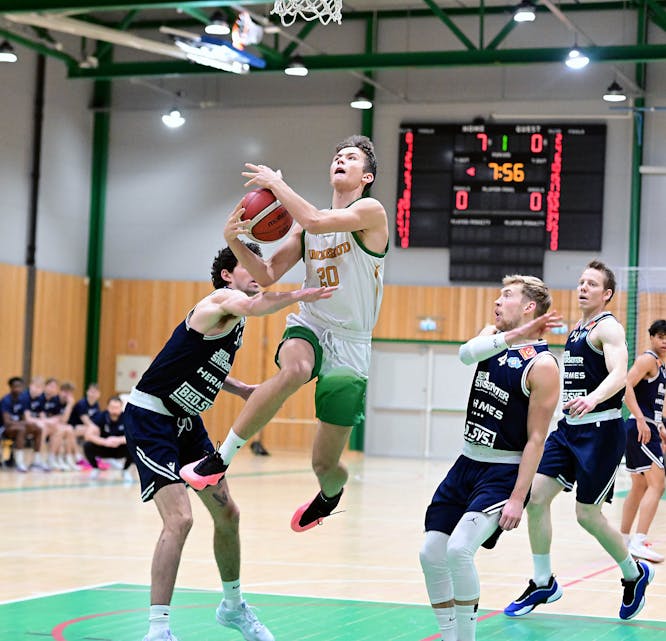 OPPTUR I NEDTUREN: 17-åringen Ruben Driespong Langerød imponerte igjen med 24 poeng i kampen mot Centrum Tigers som endte med et knepent tap. Foto: Bjørn Moe.