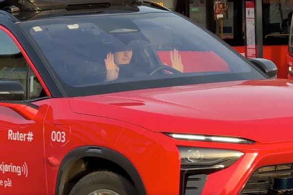 SNART KAN DEN BESTILLES: Nå kan du snart benytte deg av Ruters selvkjørende biler. Her viser føreren at han ikke trenger å styre bilen, men fungerer som en sikkerhetssjåfør.