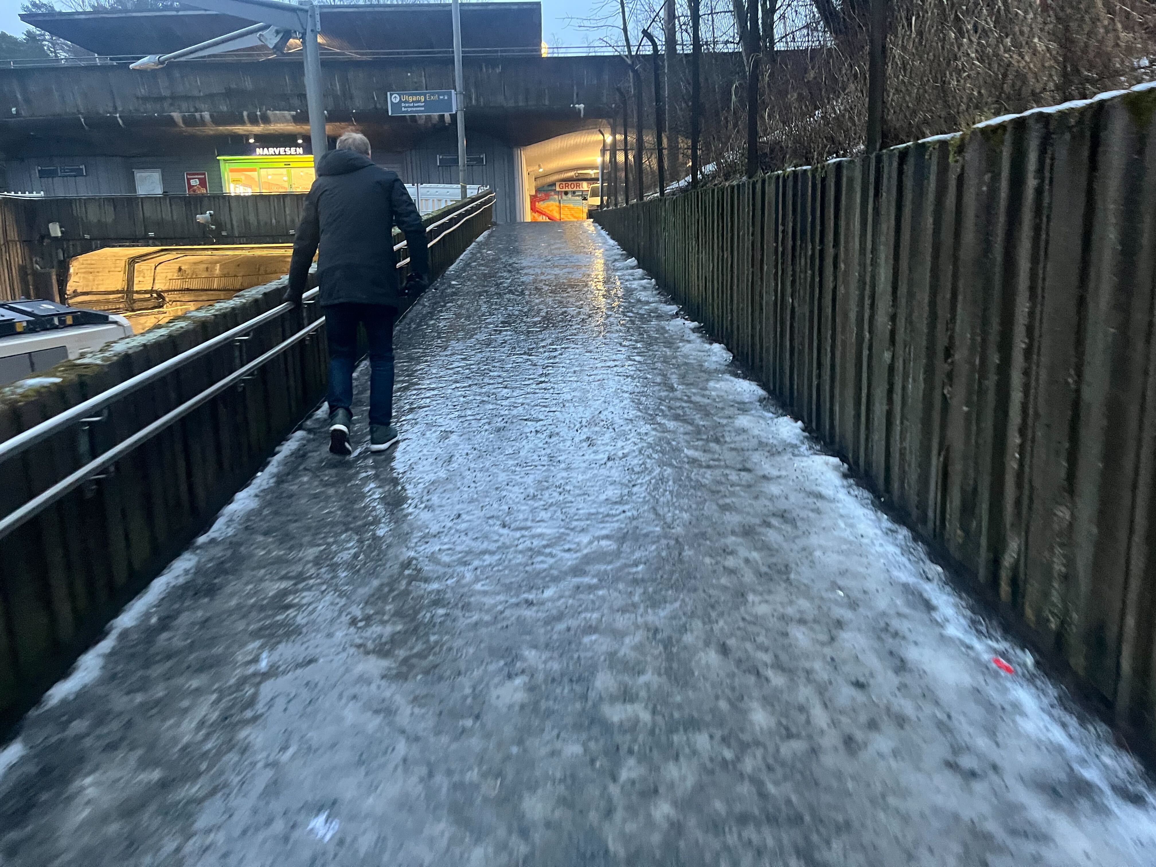 Hold deg godt fast der du kan i dag. På Grorud t-banestasjon er ikke det noe problem. (Foto: Magnus Miland Vold)
