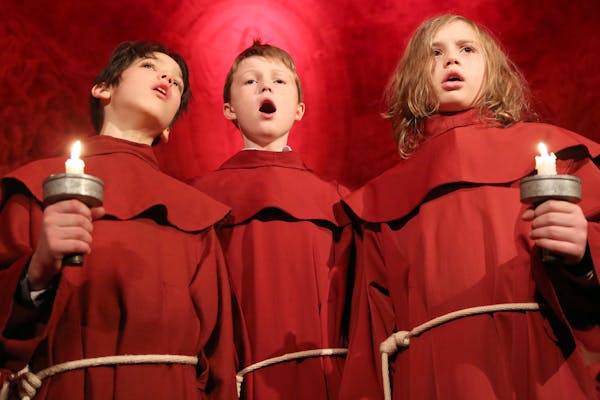 GJENKJENNELIG DRAKT: St. Hallvard-guttene bærer alltid de burgunderrøde munkekappene, slik som Fransesco (f. v.), Alexander og Kasper har på seg her.