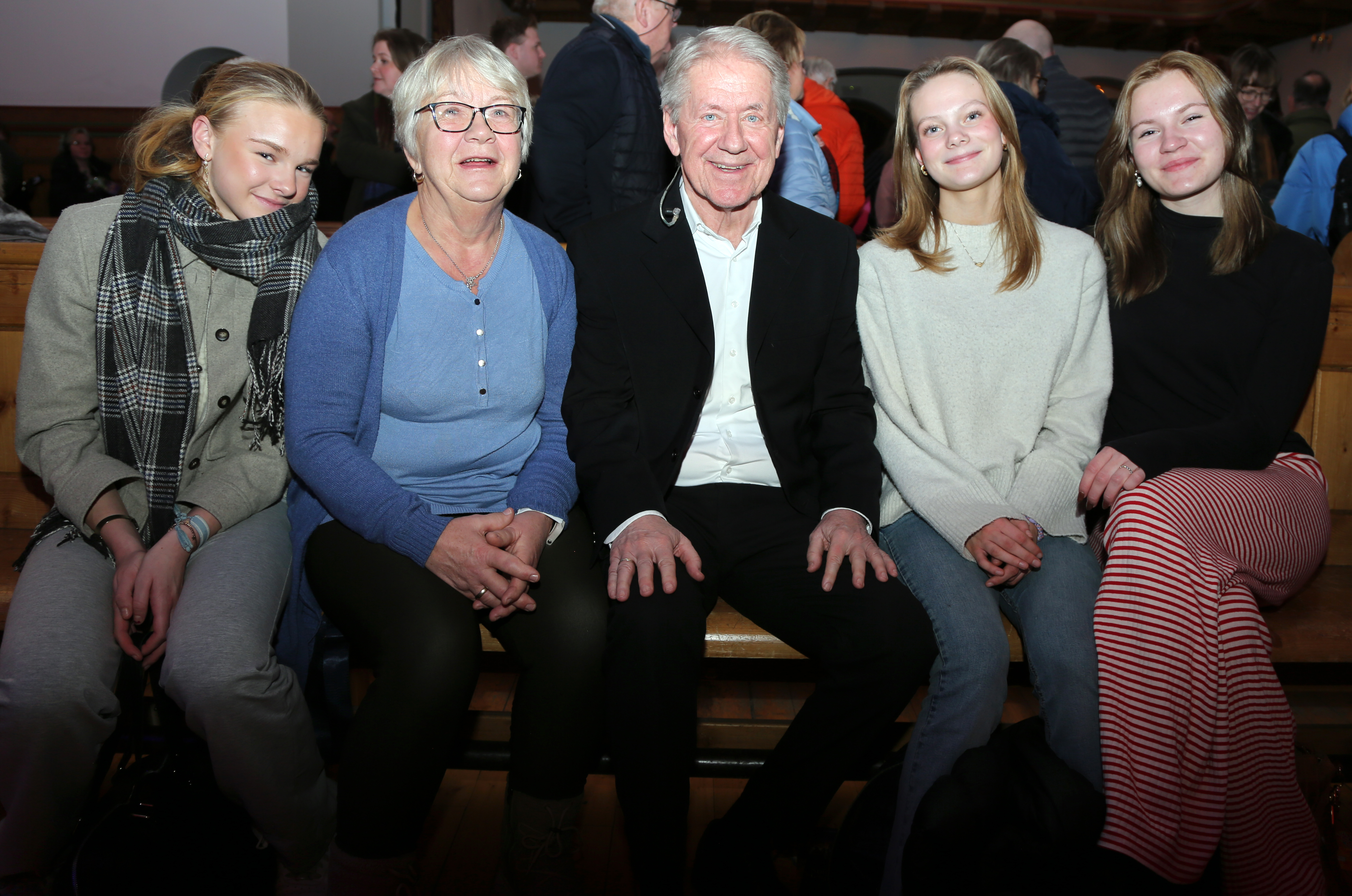 BESTEMORS FAVORITT: Grete Marie Andersen måtte selvsagt sitte ved siden av den store favoritten. Barnebarna Ingvill (f. v.), Line og Amanda hadde stor forståelse for det. Rune er da heller aldri vanskelig å be når fansen vil ha et bilde.