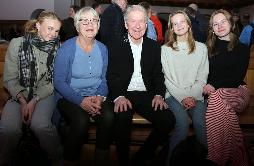 BESTEMORS FAVORITT: Grete Marie Andersen måtte selvsagt sitte ved siden av den store favoritten. Barnebarna Ingvill (f. v.), Line og Amanda hadde stor forståelse for det. Rune er da heller aldri vanskelig å be når fansen vil ha et bilde.