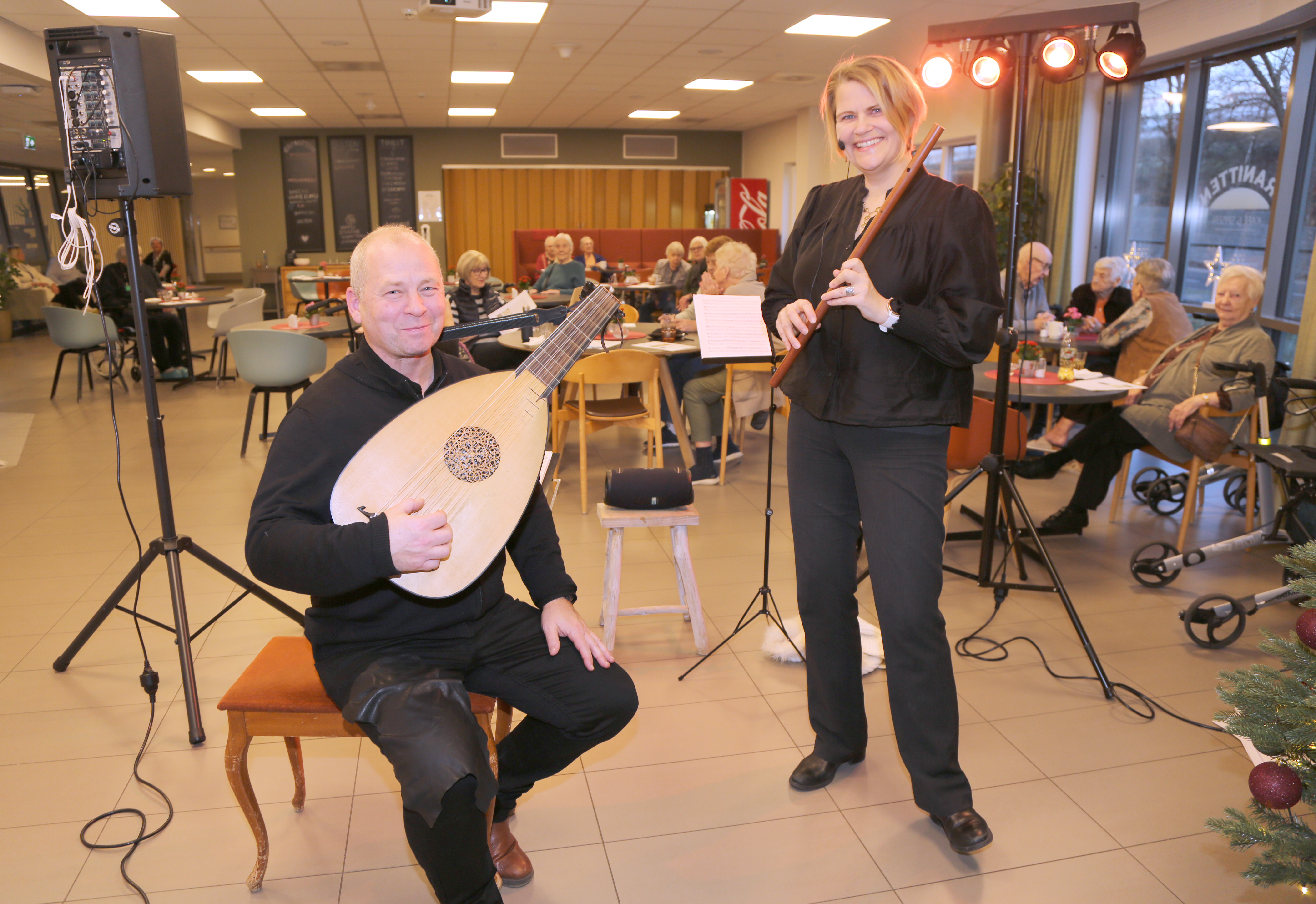 HYGGELIG KONSERT: Torun Torbo og Vegard Lund har fremført «Toner i isen» på blant annet Grorudhuset.