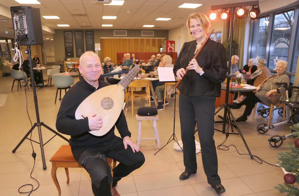 HYGGELIG KONSERT: Torun Torbo og Vegard Lund har fremført «Toner i isen» på blant annet Grorudhuset.