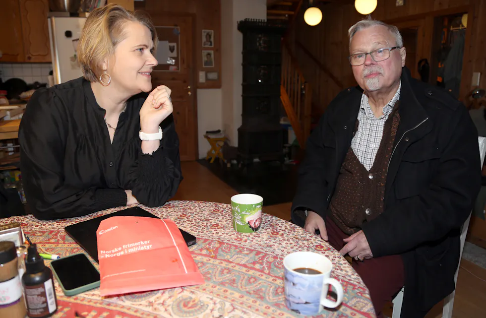 STAKK INNOM: Torun bor vegg i vegg med foreldrene på Høybråten. Pappa Rolf E. Torbo stakk hodet inn i løpet av intervjuet vi hadde med henne.