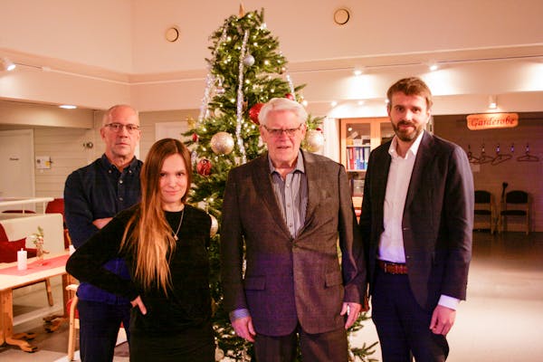 HÅPER PÅ ET JULEMIRAKEL: Ivar Morken (f.v.), Mari Morken, Ivar Leveraas og Jan Christian Vestre (Ap) er samlet på Haugerud seniorsenter med ett felles budskap: Verdien av et seniorsenter er for stor til å legge det ned.