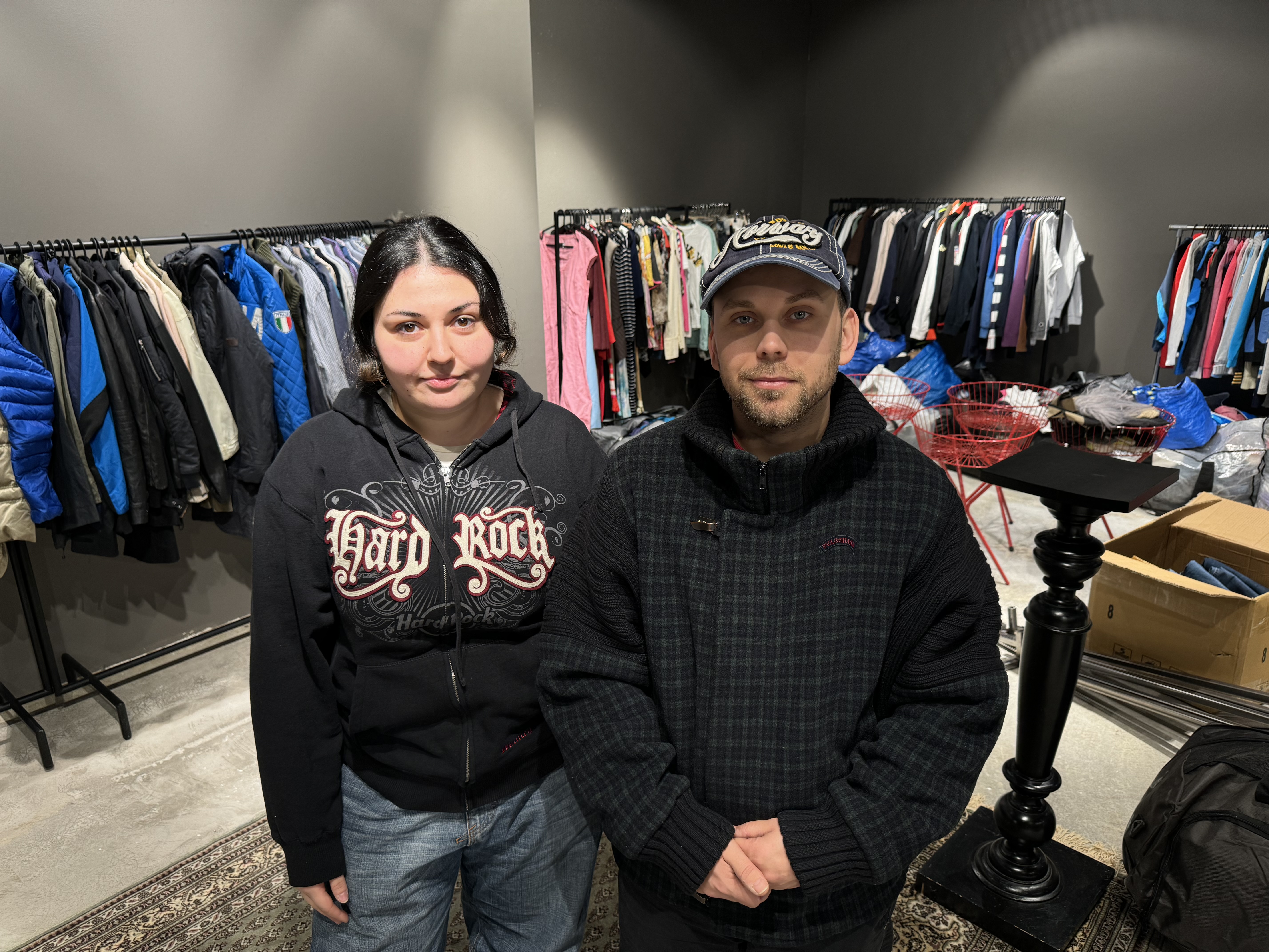 GRORUD: Vintage Kid selger brukte klær fra hele Europa og har åpnet ny butikk på Grorud senter. Her med Paria Ahmadzadeh og Simen Stensbøl.