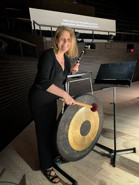 ET SIDESPRANG: Under fremførelsen av operaen Genoveva sammen med Helsinki Baroque Orchestra i Finland, fikk Torun Torbo en ekstraoppgave med å traktere denne "gongongen". Men hun er fast pikkolospiller i orkesteret. Foto: Privat