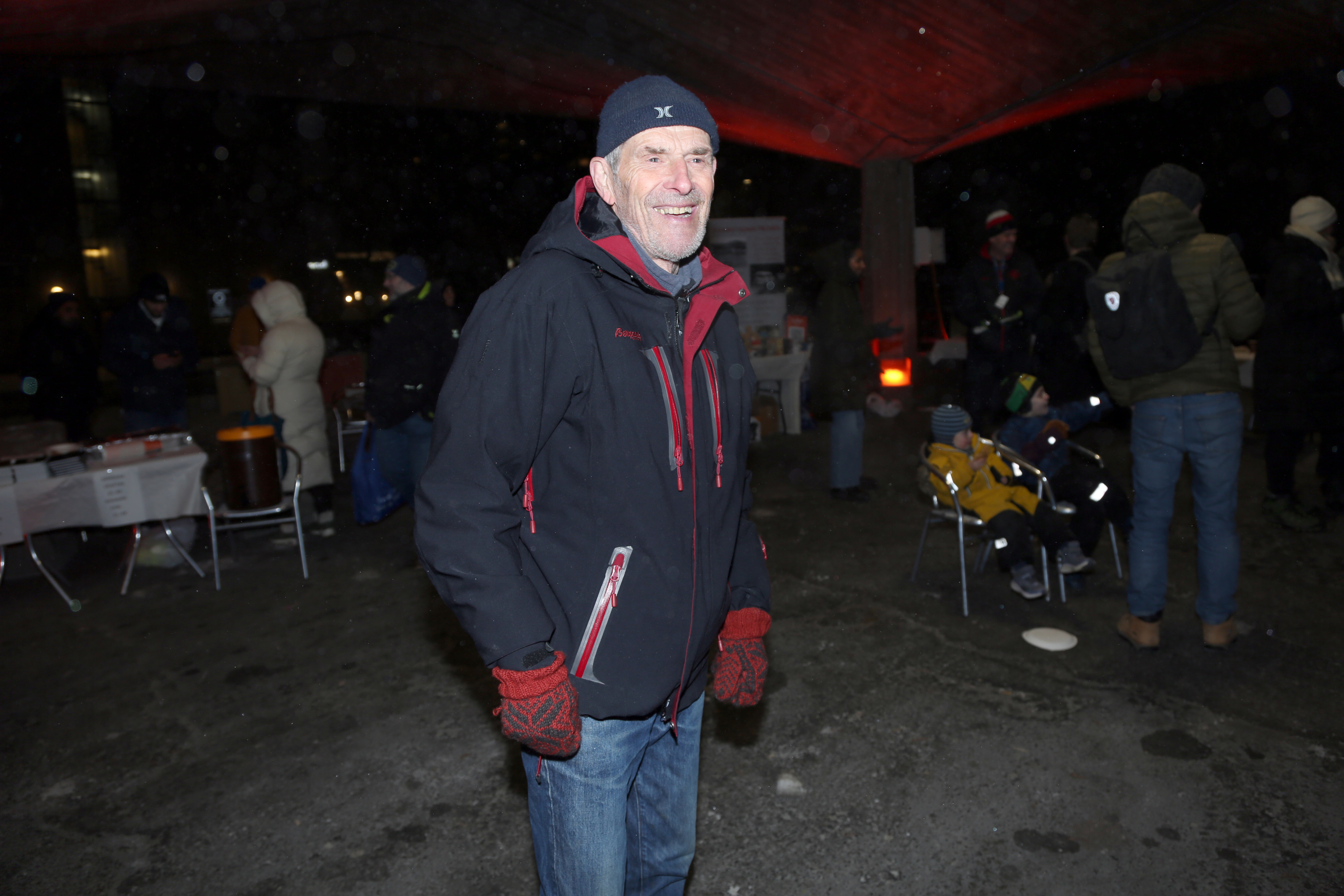 ARBEIDSLEDIG TRESKJÆRER. Steinar Karlsen har solgt hele sin produksjon av treskjærerarbeider. Derfor ble det litt løst slaraffenliv på julemessa i Paviljongen. Men snart er han å finne på et marked nær deg med nye produkter.