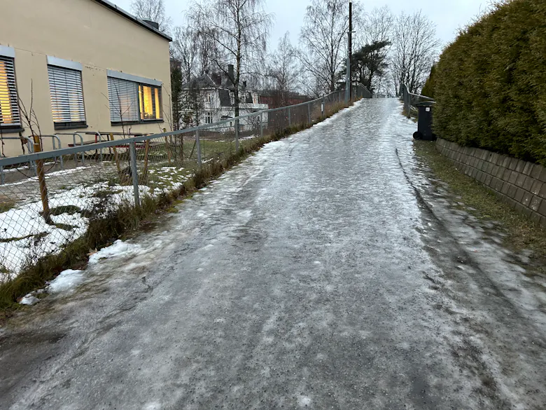 En isete gangvei ved Grorud skole.
