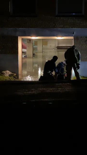 RYKKET UT: Brannvesenet på plass natt til søndag for å reparere vannlekkasjen.