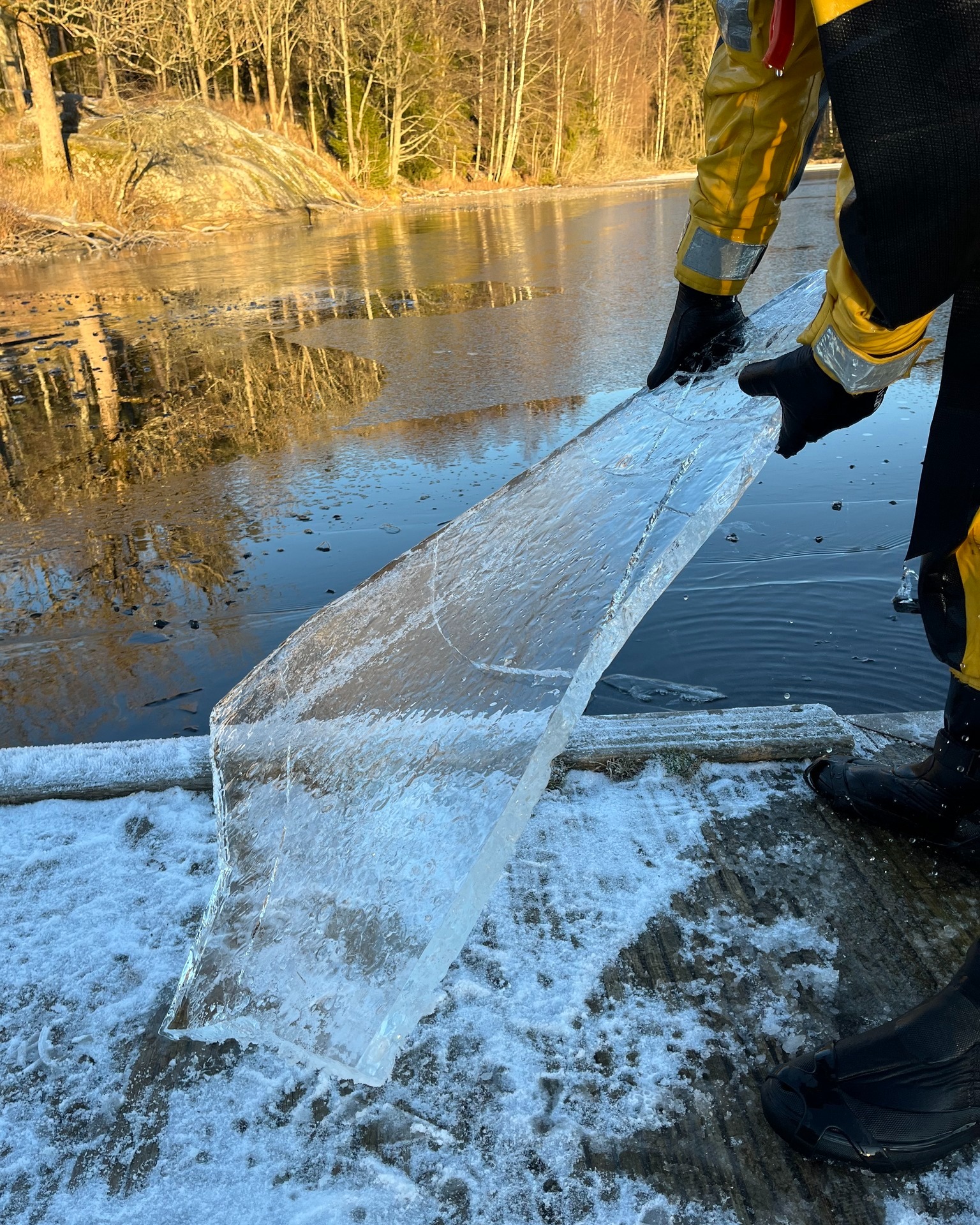 SKAL VÆRE MINST 10 CM TYKK:
Brann- og redningsetatens hovedregel er at isen bør være minst 10 cm tykk før du går på den. Tykkelsen som vises på dette bildet kan være livsfarlig. Foto: Brann- og redningsetaten.