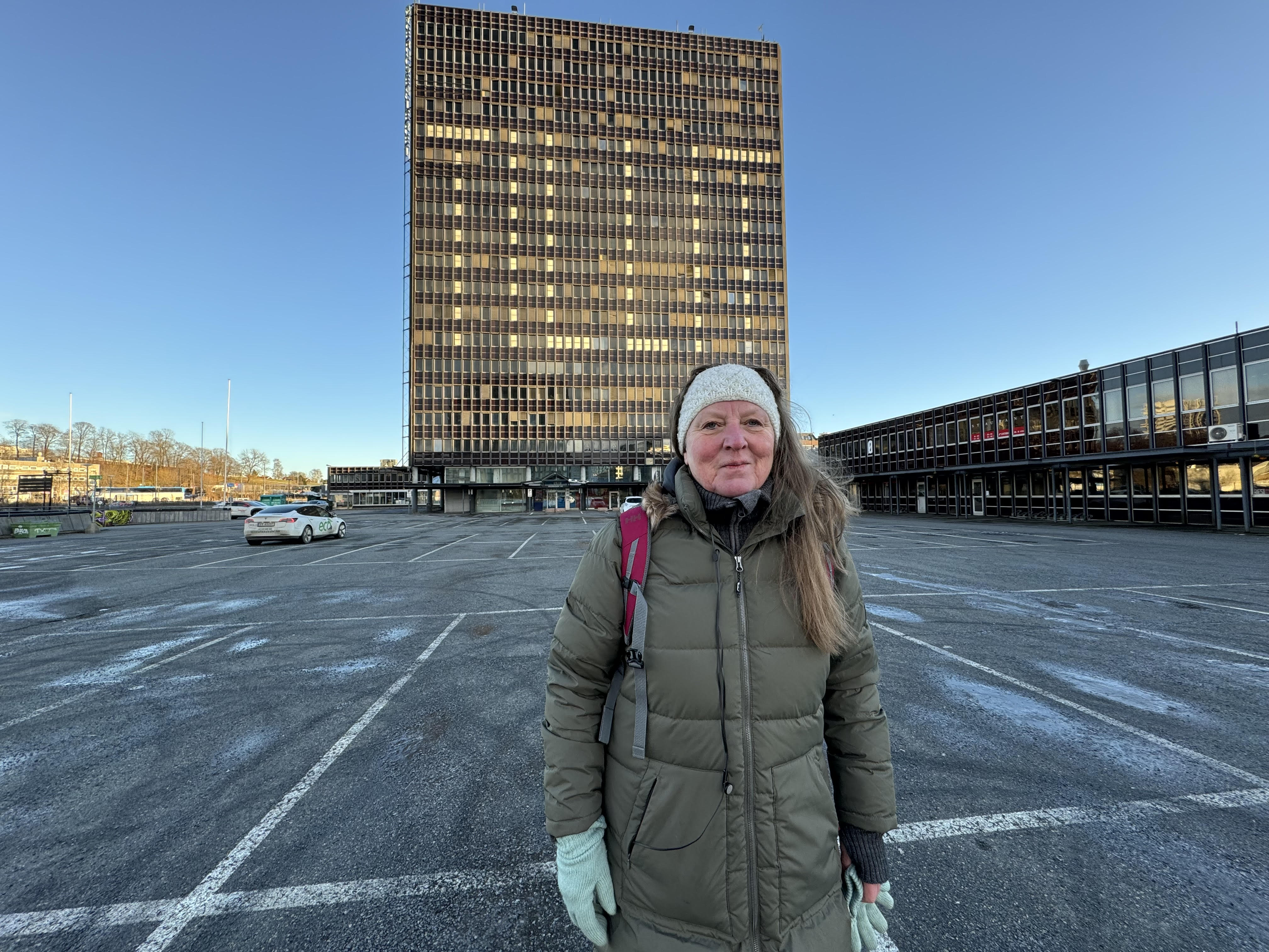 GJENKJENNELIG: Noen kaller den høyblokka, andre gamle Økernsentret. På den andre siden, støtende mot T-banen, finner man i fremtiden vogna til Jorid Ertvaag og Frøya Sjømat. 