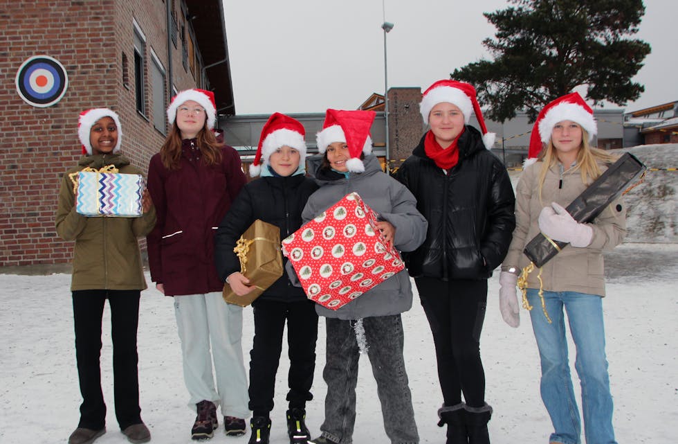KLARE FOR JULEFERIE: Milli Maesho (11), Runi Mikkelsen (11), Amund Fidje Akselvoll (11), Noah Ferreira Kåberg (11), Mila Adriane Nygaard (11) og Angelica Rettum Kværner (11) går alle på 6. trinn på Nordtvet skole. Nå gleder de seg til julestemning og åpne gaver.